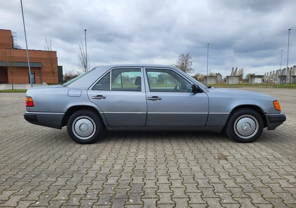 Mercedes-Benz W124 (1984-1993) cena 19500 przebieg: 183500, rok produkcji 1992 z Tuszyn małe 232